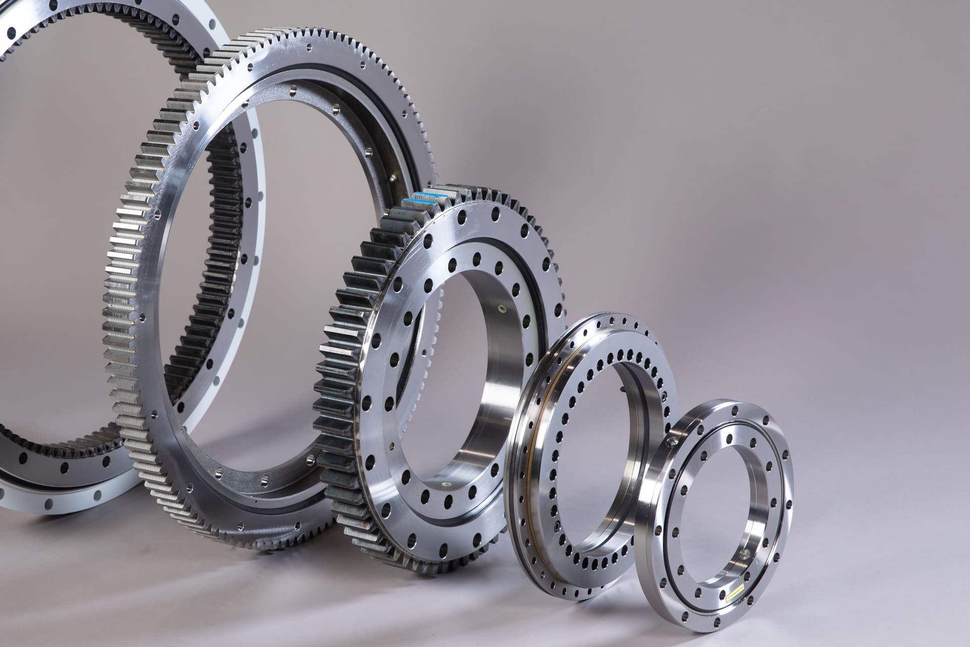 Design and production of slewing bearings-Unique Transmission