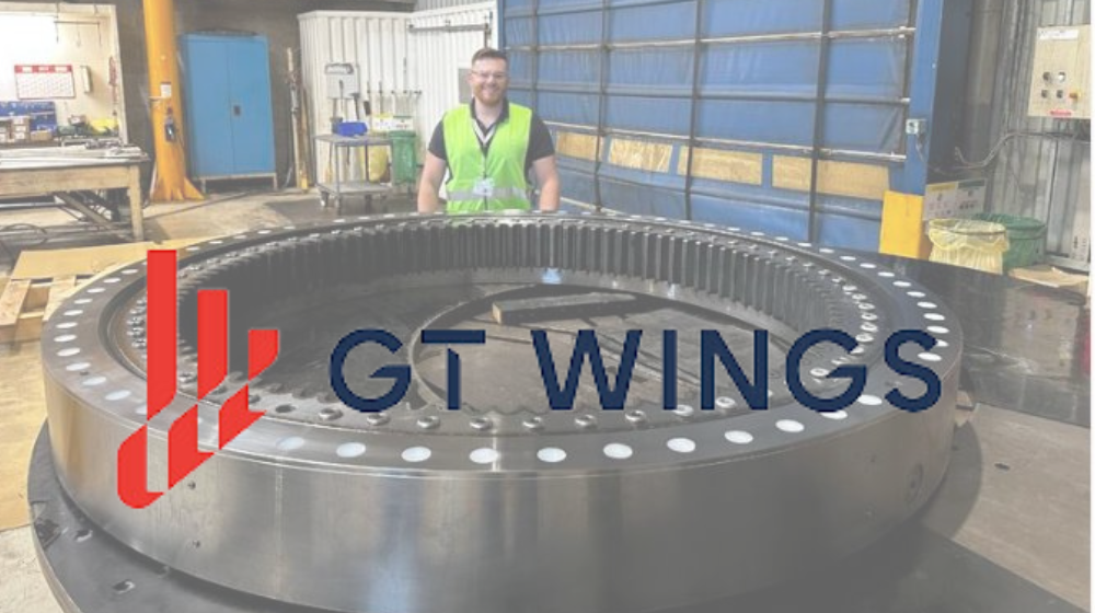 Photo collaborateur GTR Wings devant une couronne Rollix pour la propulsion vélique